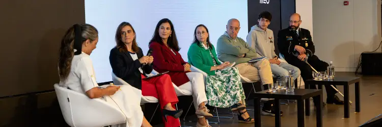 Experts discuss the risks of excessive screen use in children and young people in a debate promoted by MEO